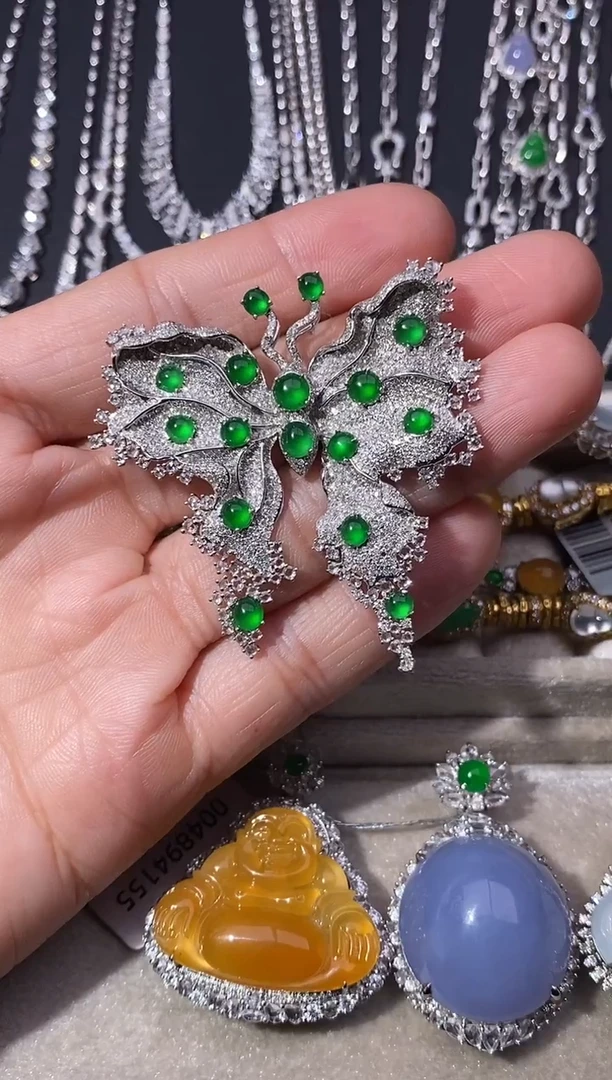 颈饰18K金镶嵌翡翠吊坠