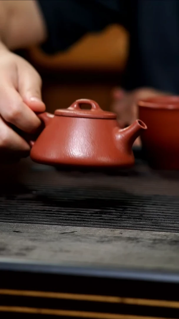 茶壶紫砂半手红降坡平盖納瓢150cc