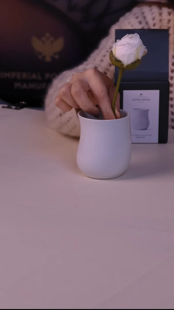 乔治 杰森   手握杯