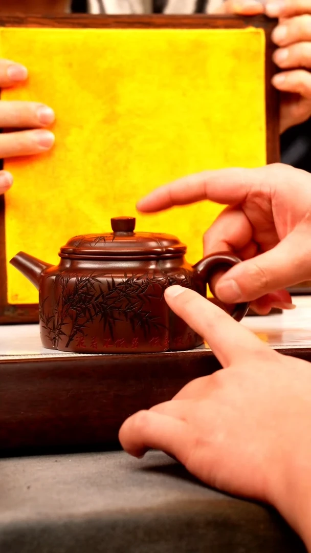 茶壶紫砂古乌泥 筋纹德钟 刻竹