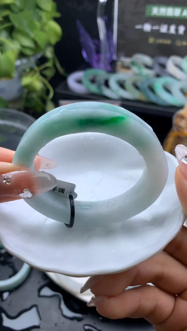 【闪购商品】定制翡翠定制翡翠手镯未镶嵌白底青辣绿