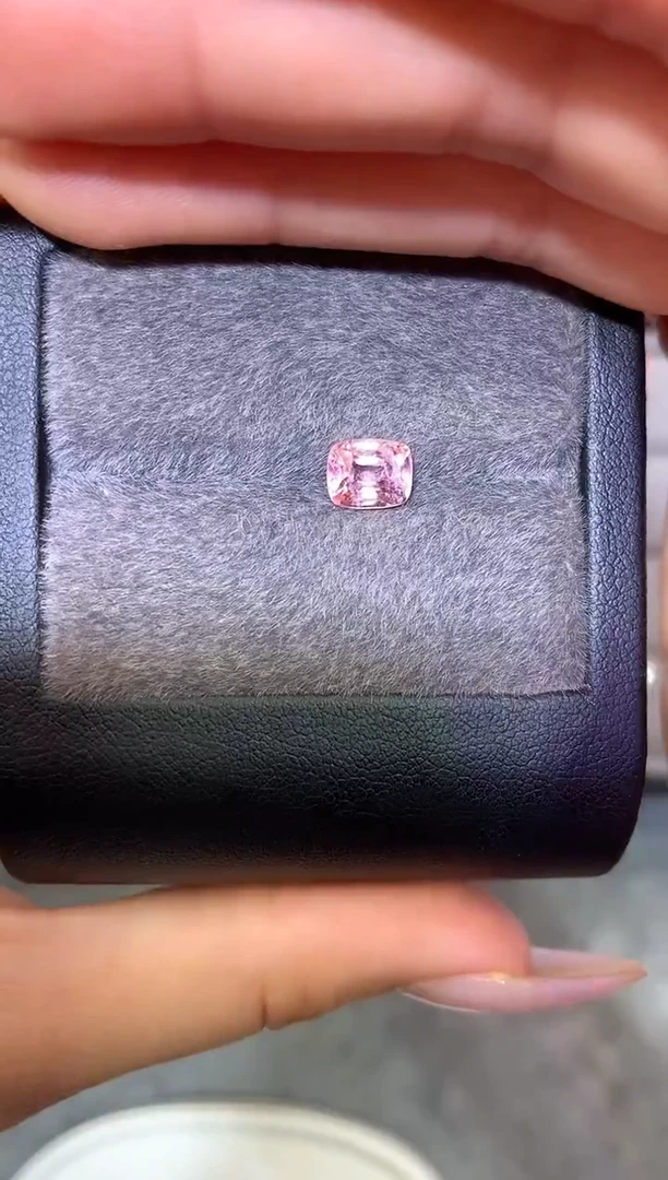 未镶嵌裸石定制尖晶石枕型 樱花粉色调 1.75ct