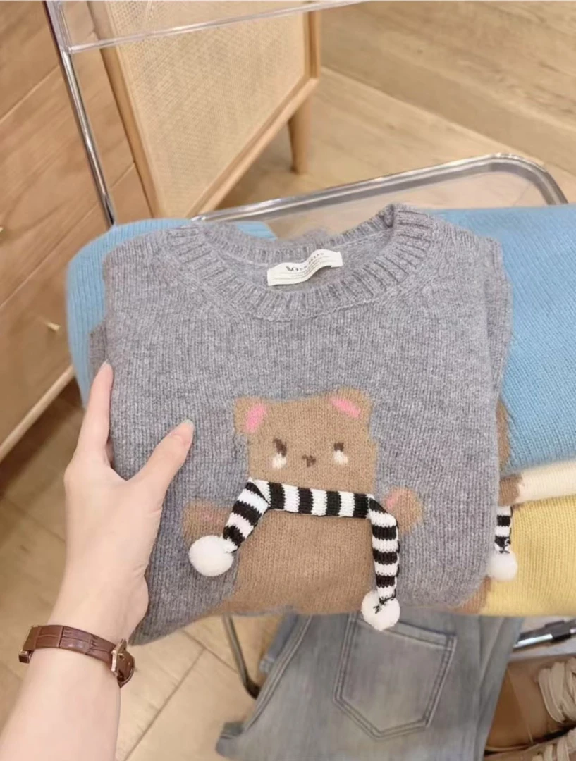 七言家 冬日暖阳！灰色卡通熊圆领小围巾毛衣2