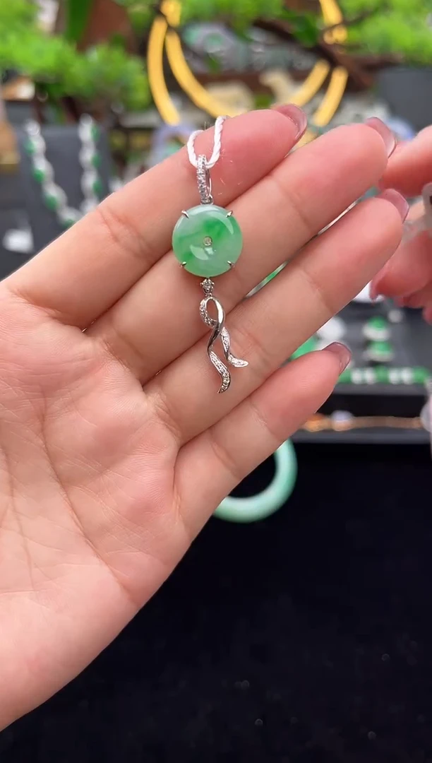 颈饰18K金镶嵌翡翠吊坠