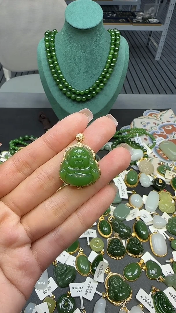 18K金镶嵌和田玉挂件1