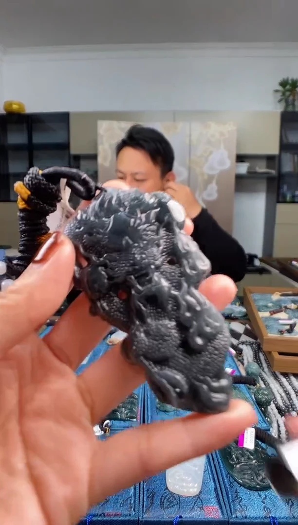 颈饰未镶嵌翡翠  多样性发其一