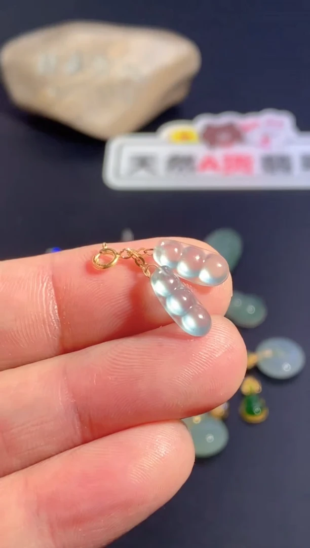 颈饰18K金镶嵌翡翠