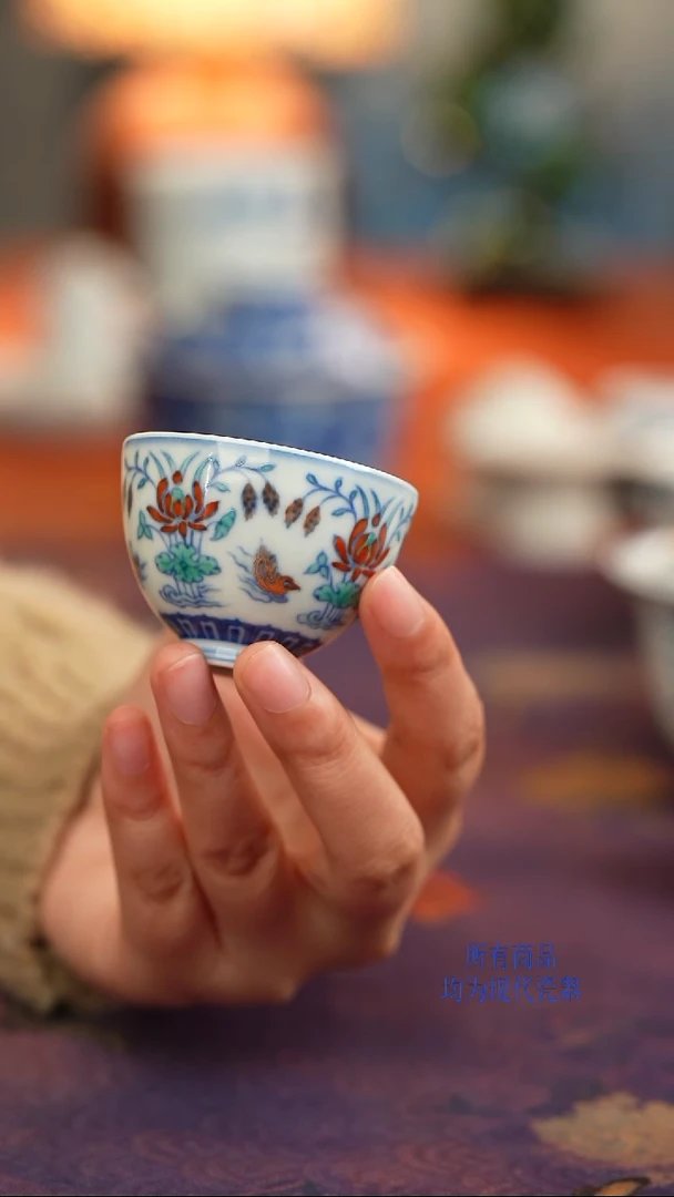 源明青忆斗彩满池娇小杯