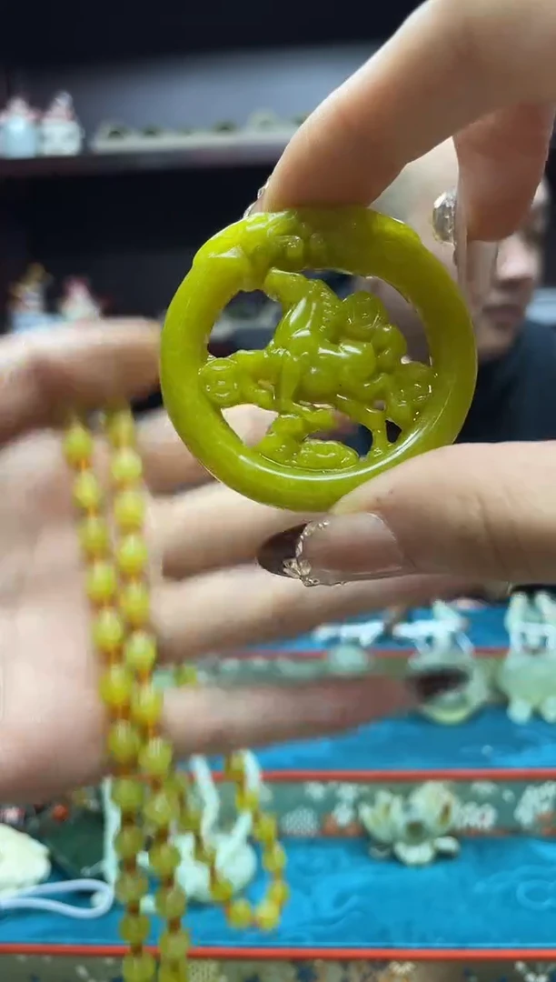 未镶嵌岫玉颈饰·