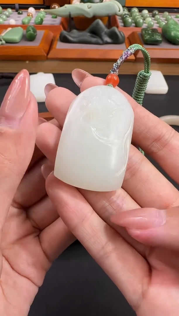 颈饰未镶嵌和田玉吊坠