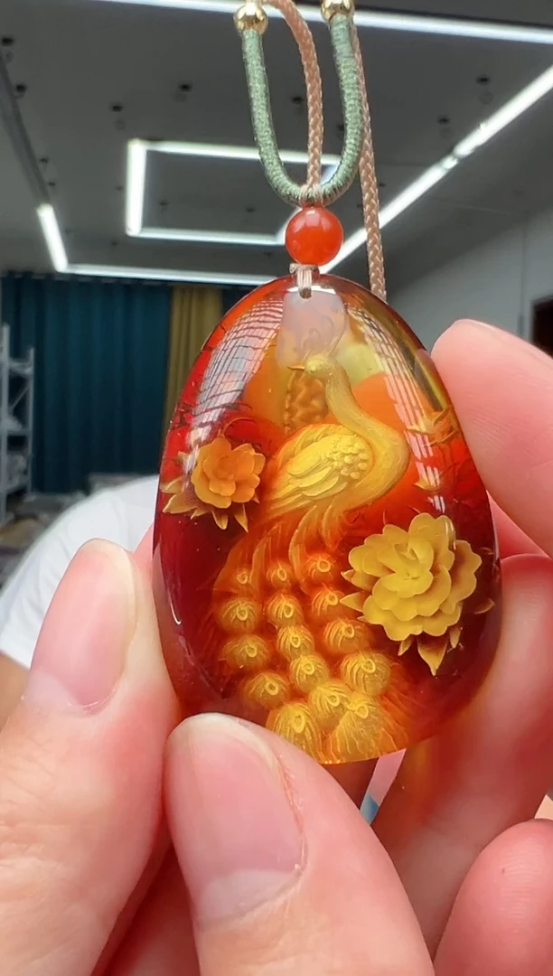 未镶嵌颈饰琥珀孔雀