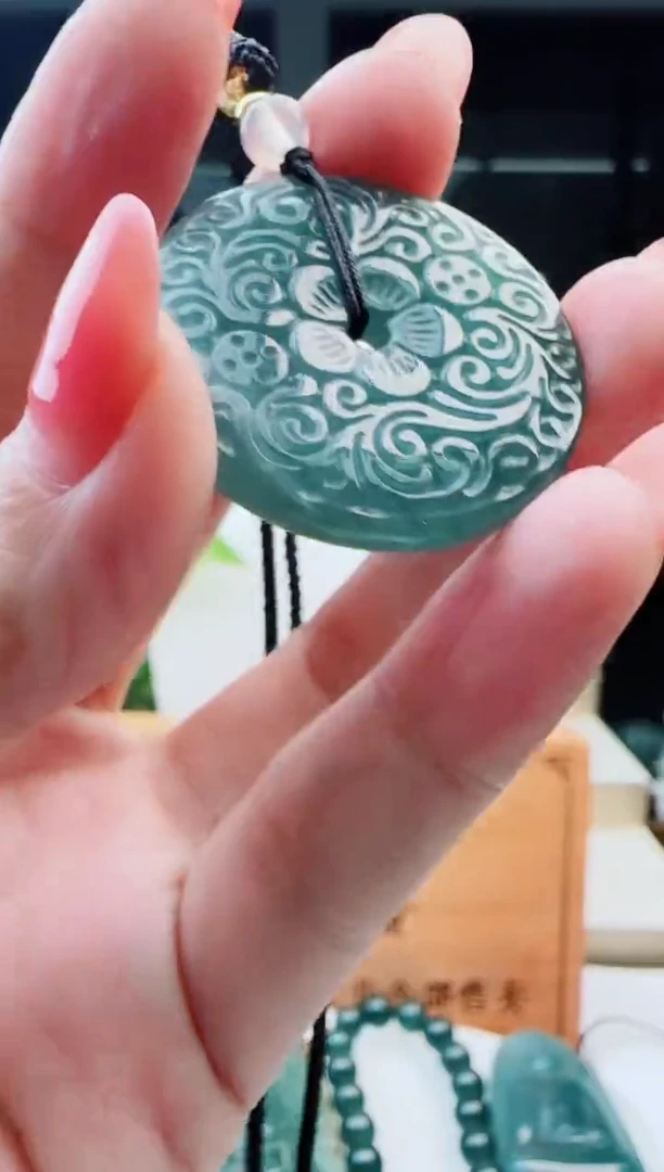 翡翠未镶嵌颈饰多样性发货其中一件