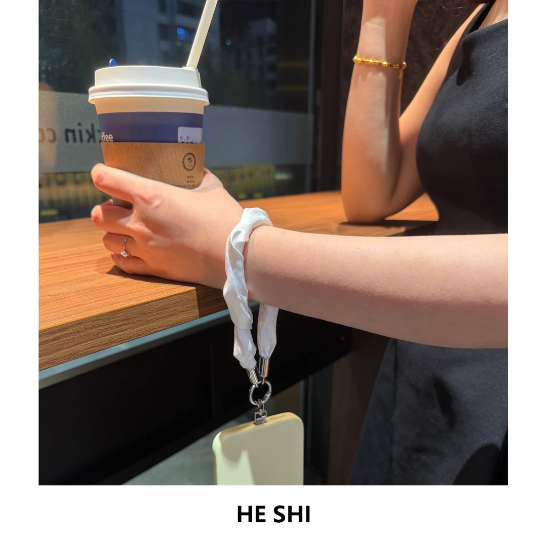 2025爆款发圈手机链条挂绳布艺小香风手机挂件防丢相机挂链手腕款