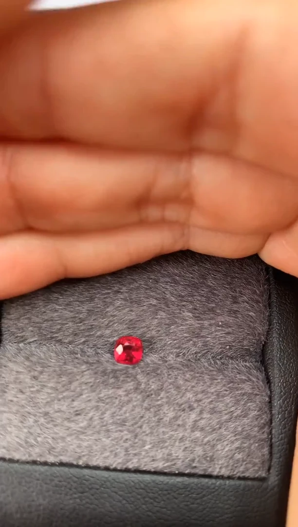 未镶嵌裸石定制尖晶石枕型 霓虹色调 0.56ct