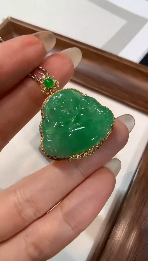 颈饰18K金镶嵌翡翠佛公