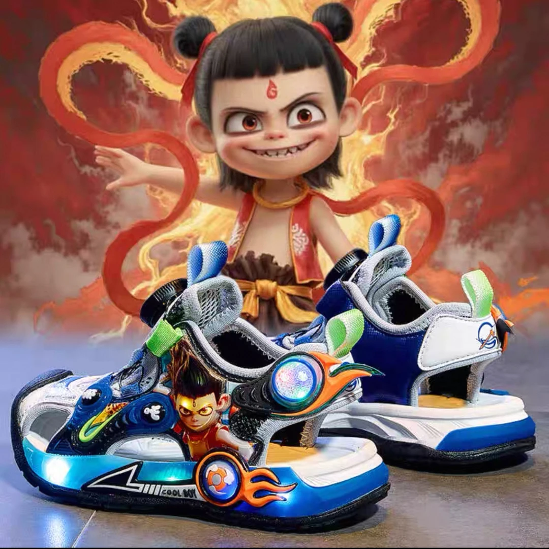 奥特曼正品联名哪吒2025夏季新款包头男童运动软底发光儿童凉鞋