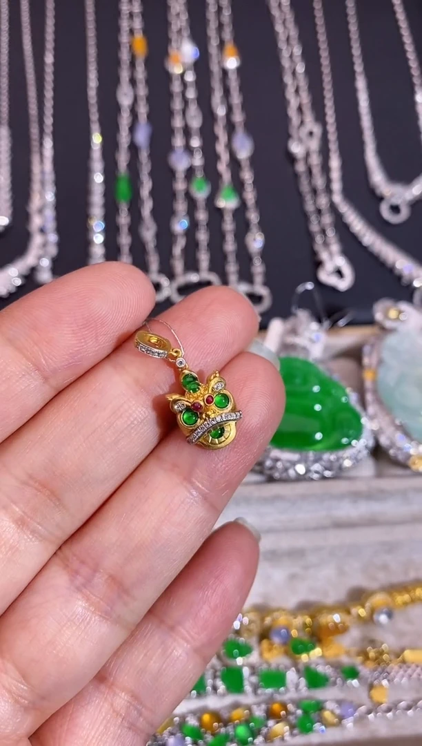 颈饰18K金镶嵌翡翠扣头