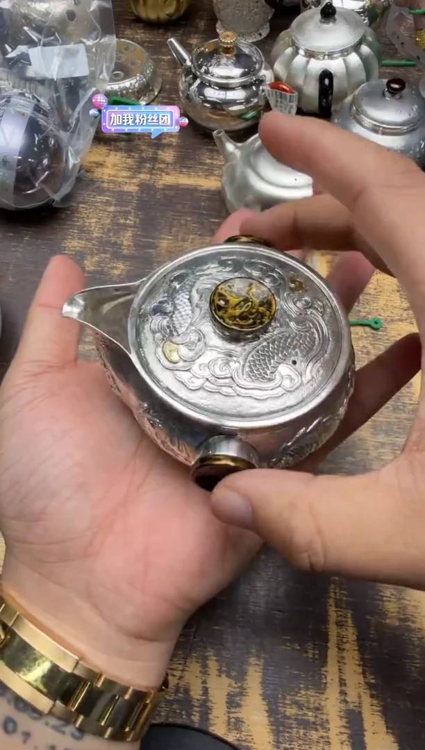 呆坐整敲錾刻浮雕嵌金双龙戏珠宝瓶壶