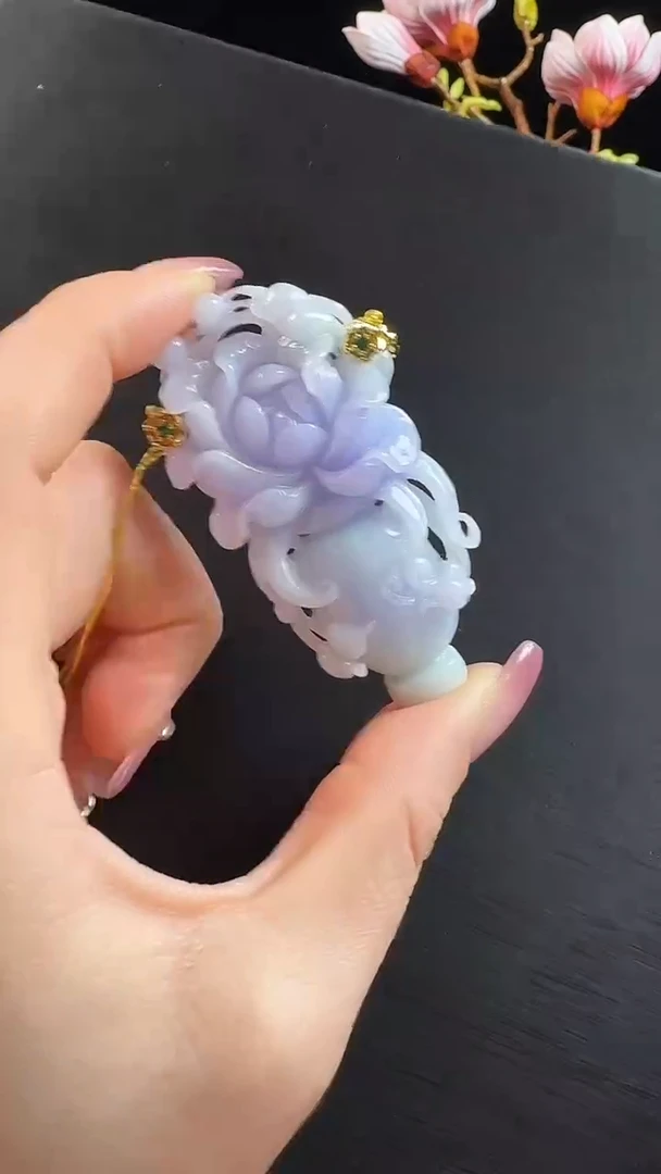 颈饰未镶嵌翡翠花瓶