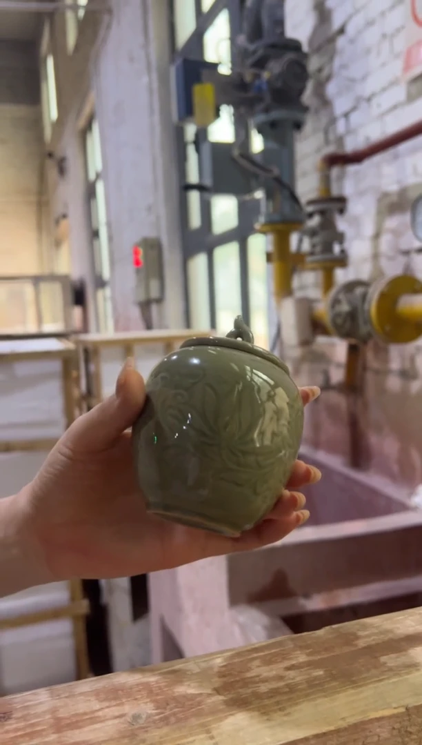 微瑕耀州窑青瓷莲纹茶叶罐