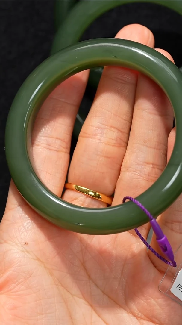 未镶嵌手镯和田玉湖水绿正装手镯多样性发一