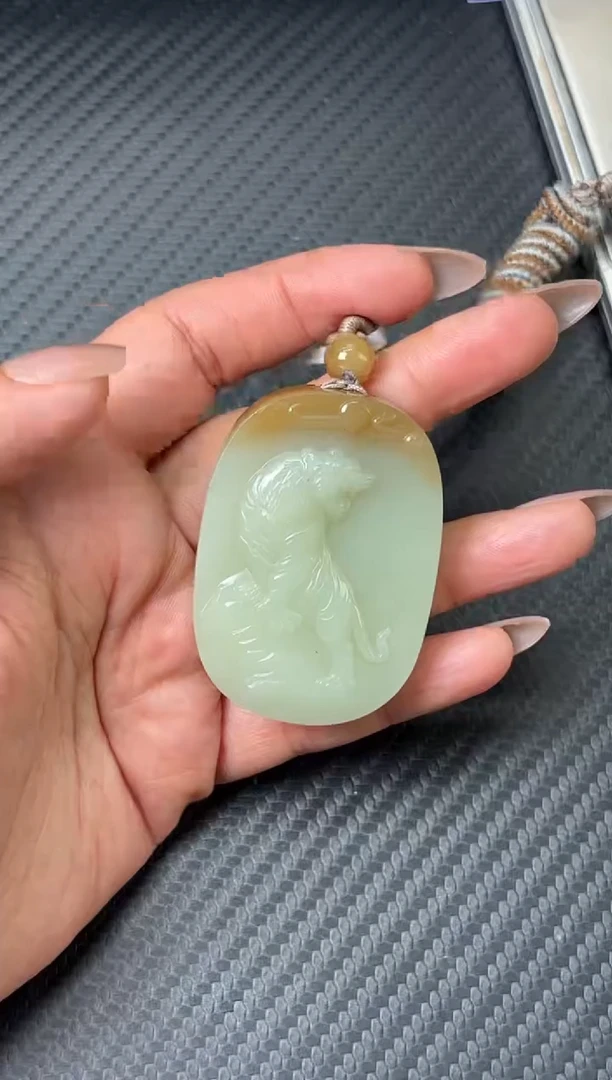 吊坠(赠链)未镶嵌和田玉若羌微色差吊坠