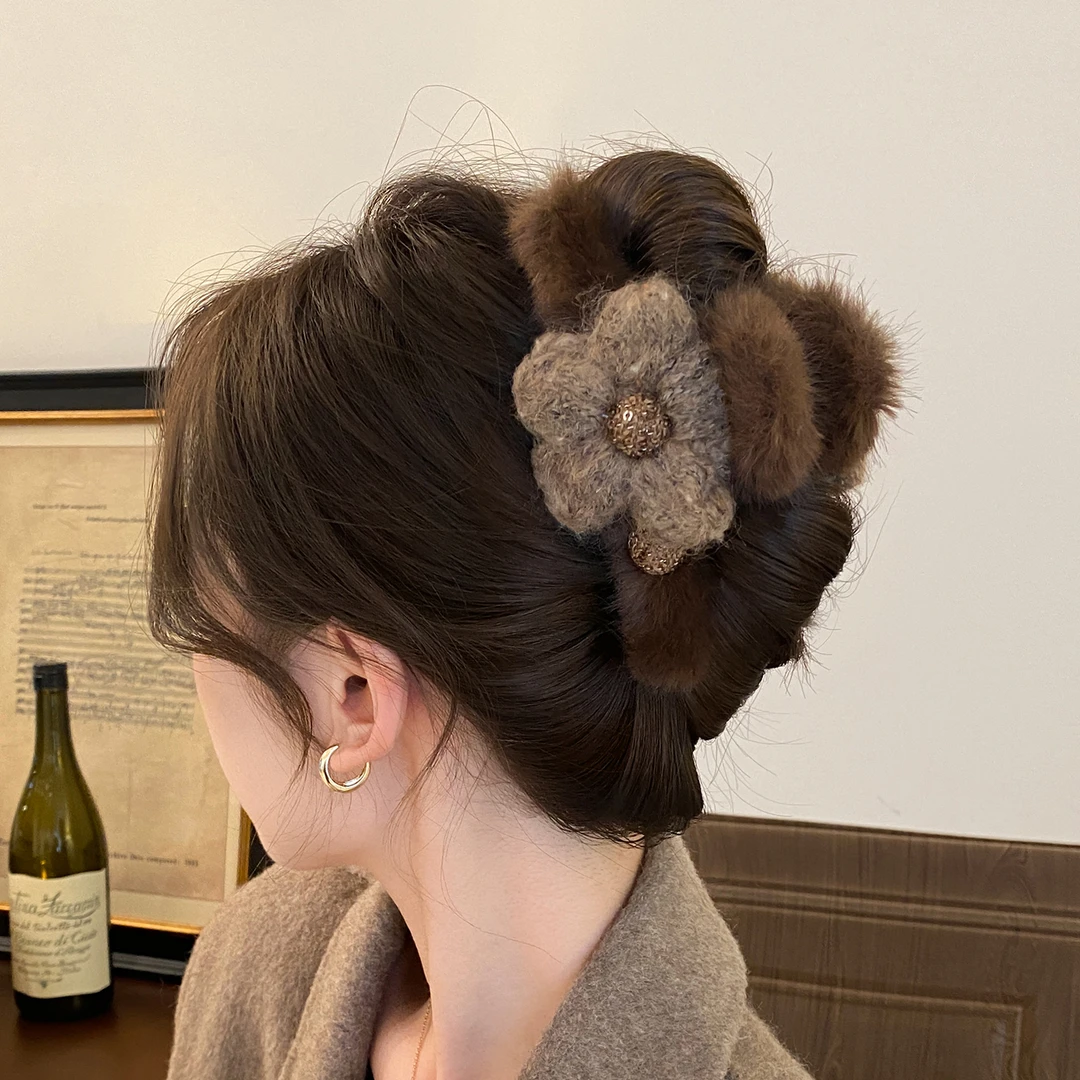 毛绒花朵大号抓夹女2025新款高级感鲨鱼夹早秋后脑勺盘发夹子头饰
