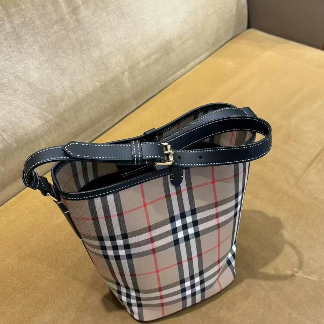 95新 BURBERRY/博柏利 好好水桶包格纹金扣36504920