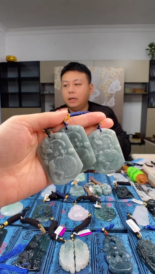 颈饰未镶嵌翡翠 多样性发其一