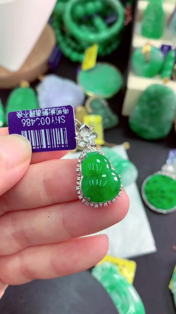 颈饰18K金镶嵌翡翠挂件