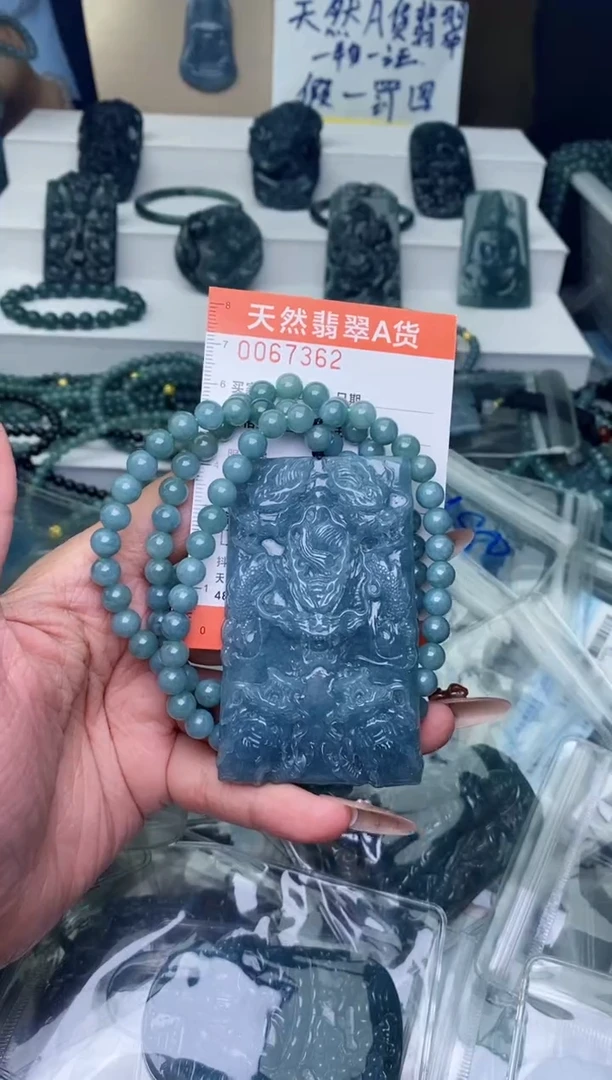 翡翠未镶嵌颈饰·············