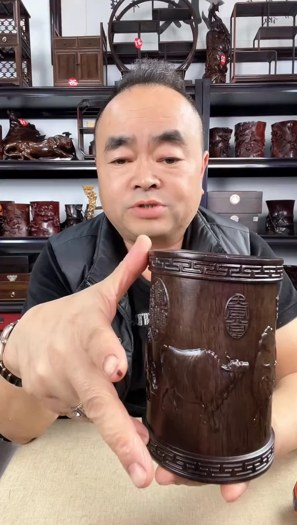 木老李红木工艺品牛笔筒