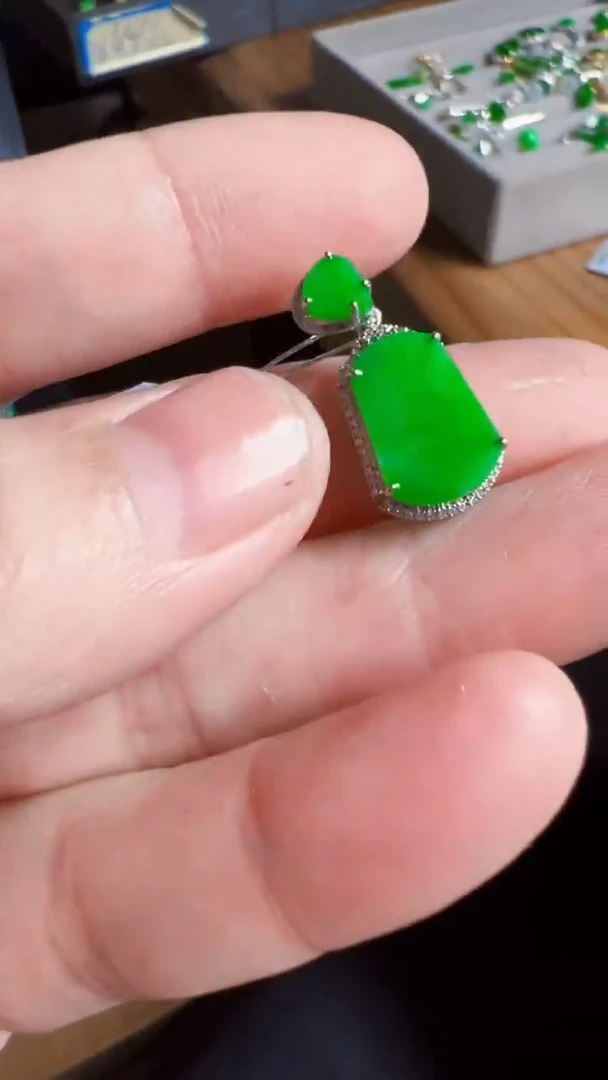 颈饰18K金镶嵌翡翠无事牌