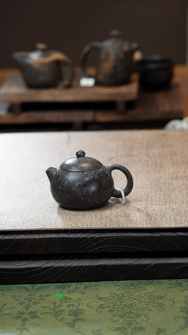 中式归玉堂冰碛岩重工雕刻豹纹小西施壶