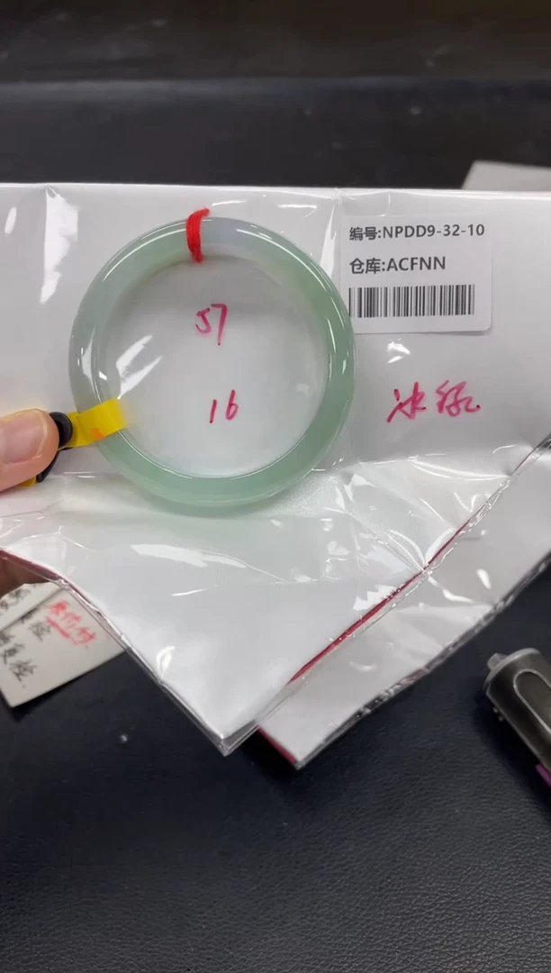 翡翠手镯未镶嵌翡翠手镯