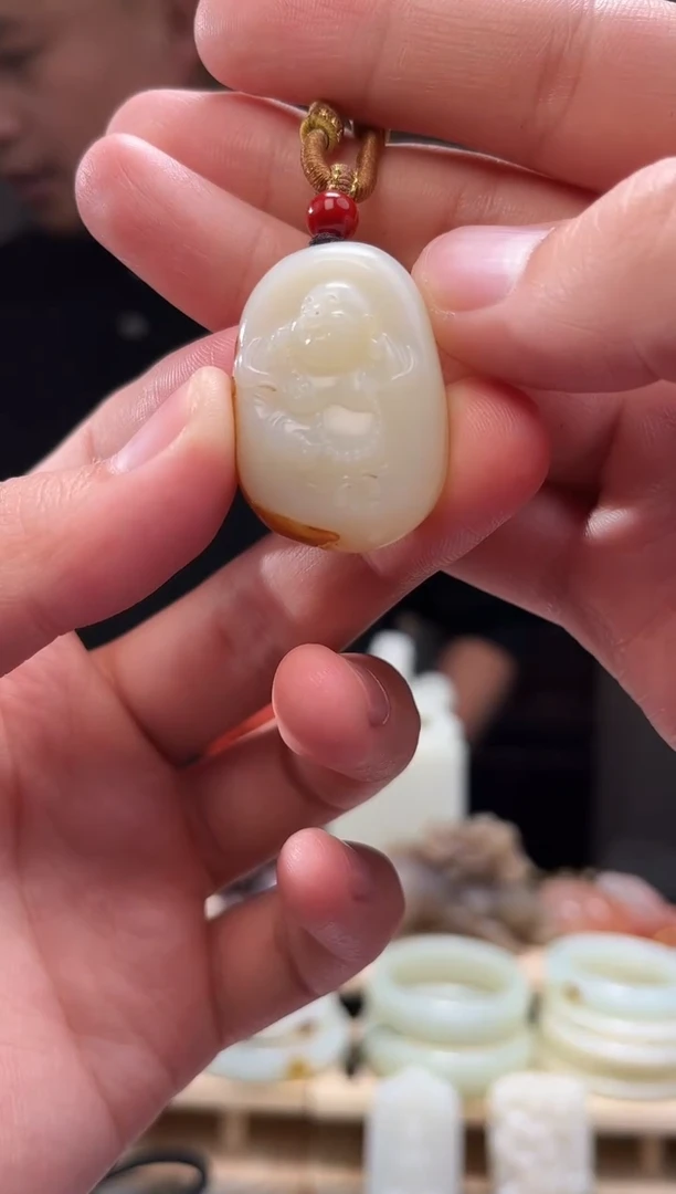 颈饰未镶嵌和田玉吊坠