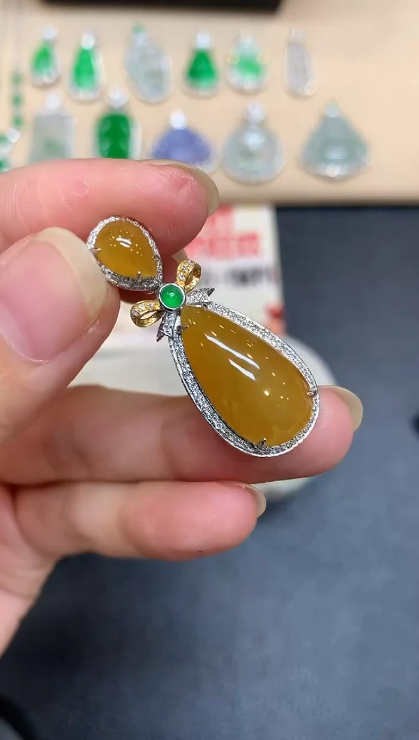 颈饰18K金镶嵌翡翠水滴【无服务费