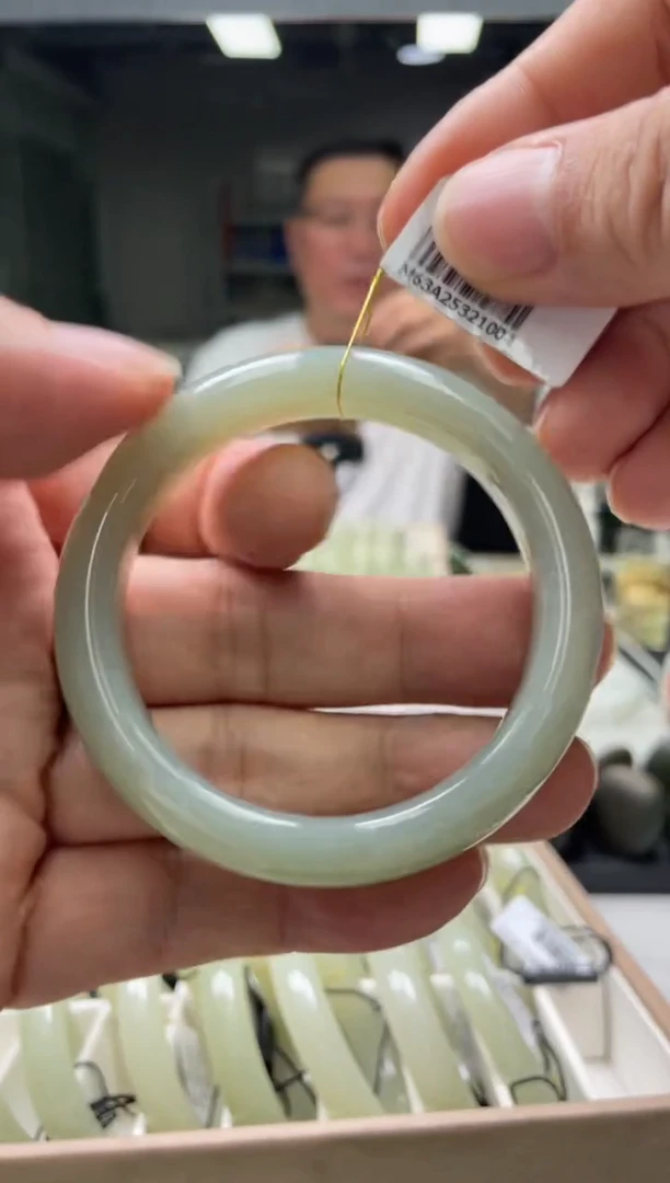 和田玉手镯未镶嵌编码1004 圈口53-54