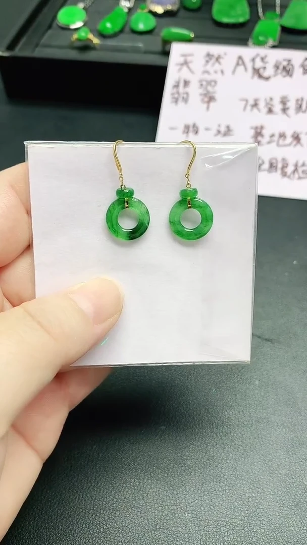 18K金镶嵌翡翠耳饰赠送礼盒