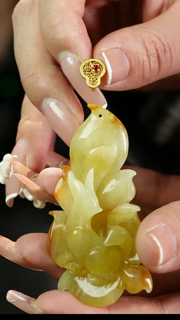 合金蛇纹石玉颈饰小狐狸