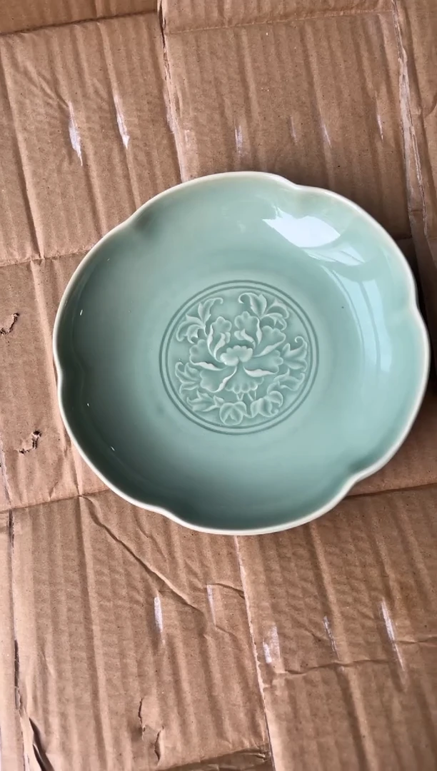 瓷二级青釉花口盘1只