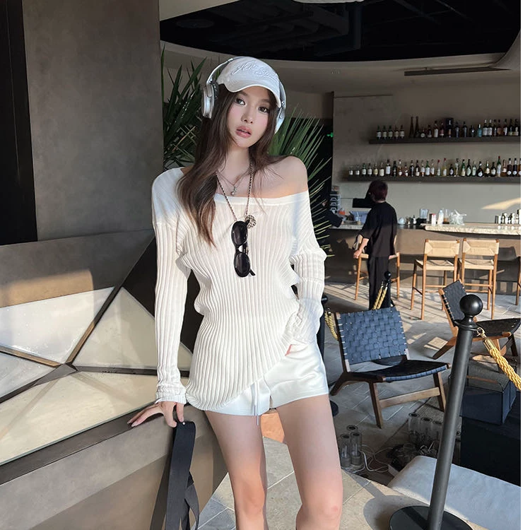 韩系氛围感早秋穿搭慵懒高级感气质打底上衣白色斜肩露肩针织衫女