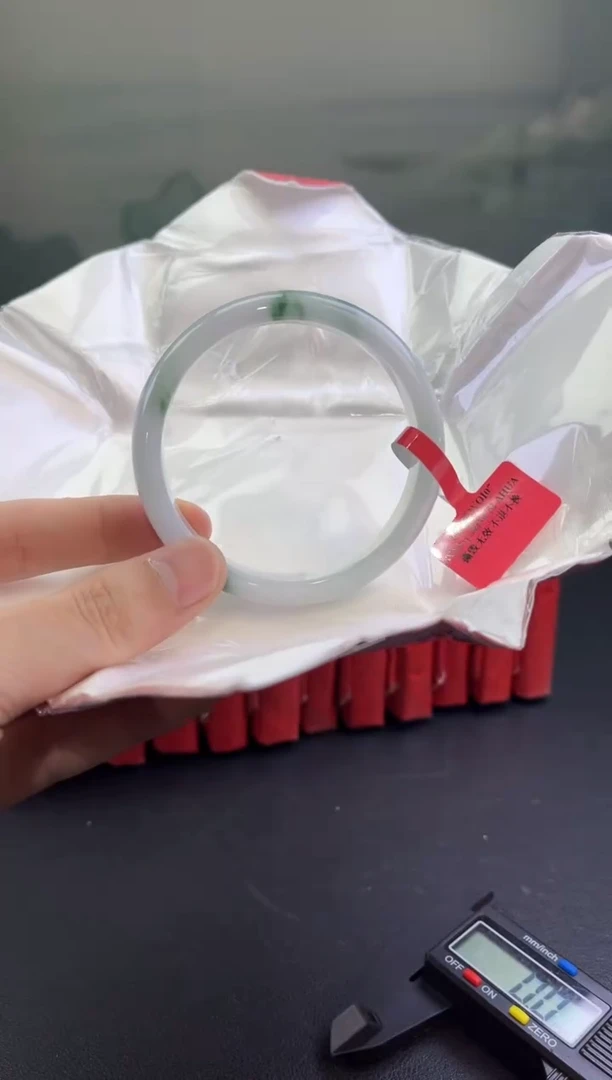 翡翠手镯未镶嵌翡翠手镯