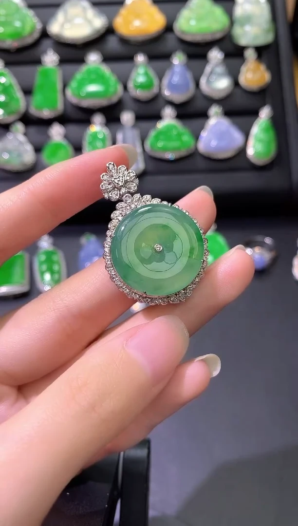 颈饰18K金镶嵌翡翠平安扣