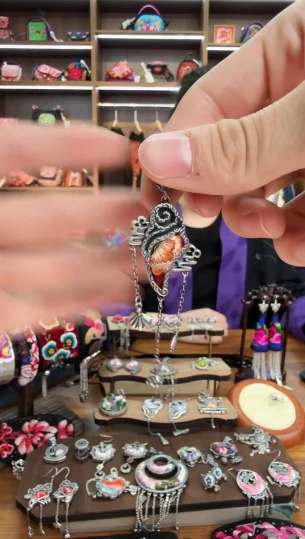 【闪购商品】织绣53蒙阿苏苗绣传承