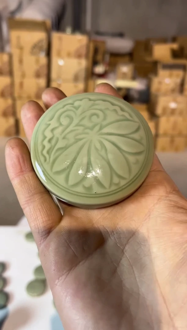 【闪购商品】瓷瑕疵莲纹小盖子一个