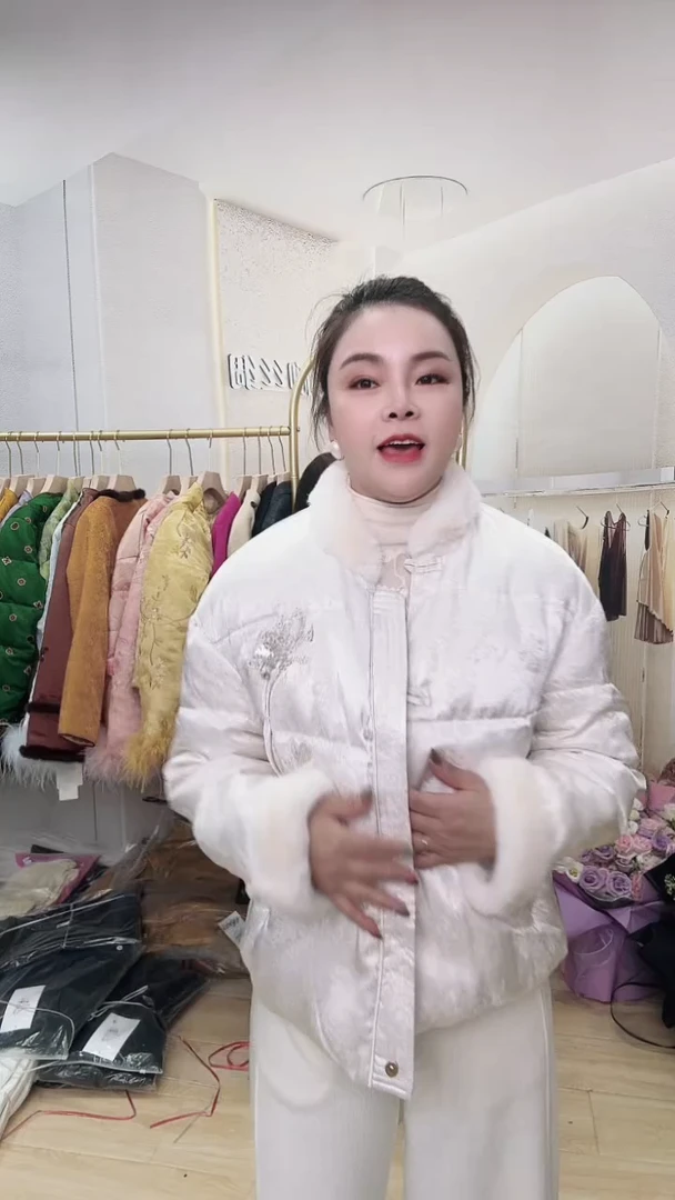 28号白色丝毛刺绣上衣1件