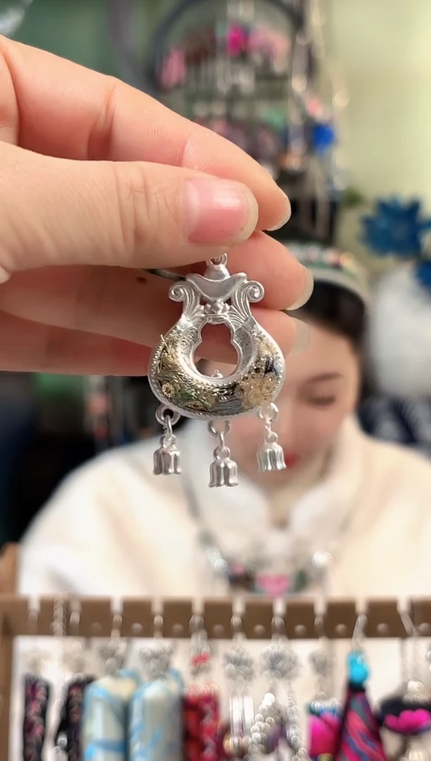 彩云南阁非遗老绣饰品073瑕疵