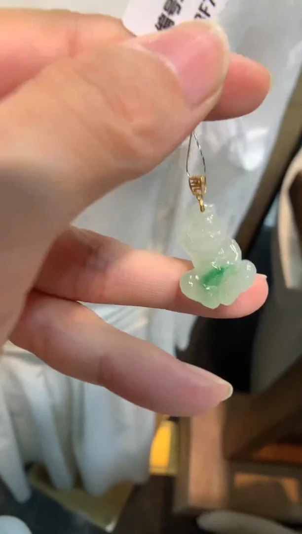翡翠未镶嵌颈饰猴猴