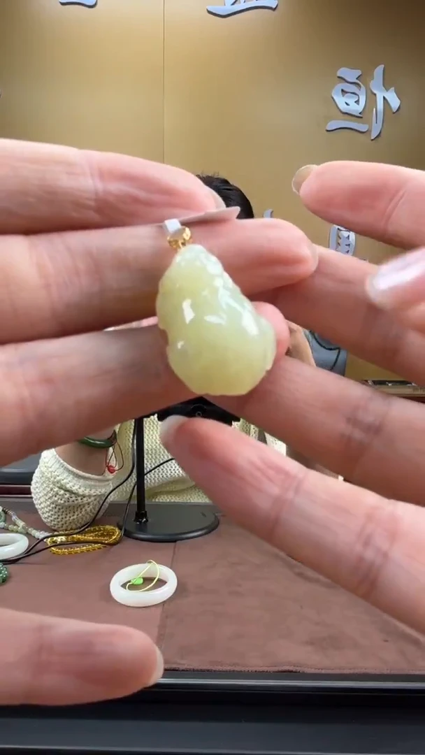 颈饰18K金镶嵌和田玉挂件